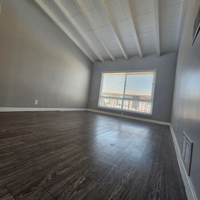 Building Photo - Beautiful Spacious 1 Bed/1 Bath Apartment ...