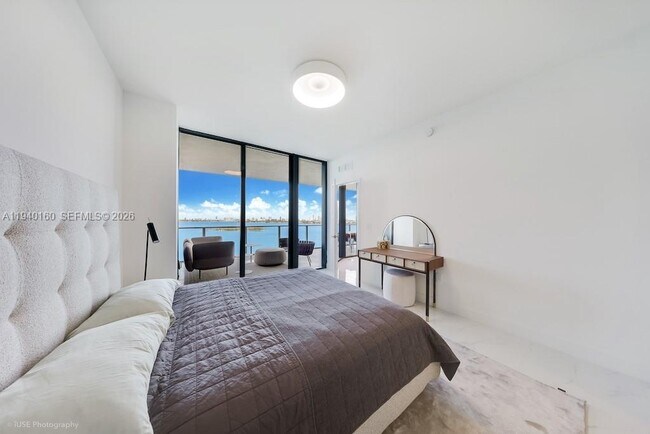 Building Photo - 700 NE 24th St