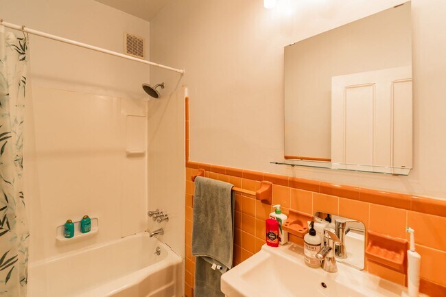 Building Photo - 206 S 43rd St