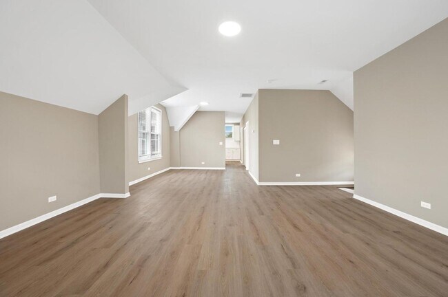 Building Photo - 3311 N Ravenswood Ave