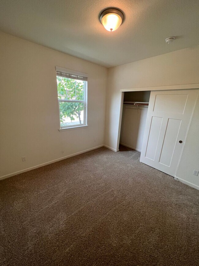 Building Photo - Spacious 4 Bedroom, 3 Bath Home with Bonus Room, 2 Car Garage in Westpark Village!