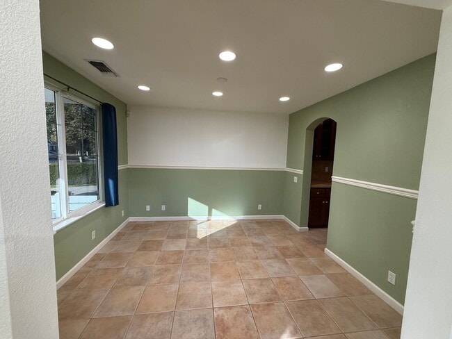 Building Photo - Large two story in Rose Hollow neighborhoo...