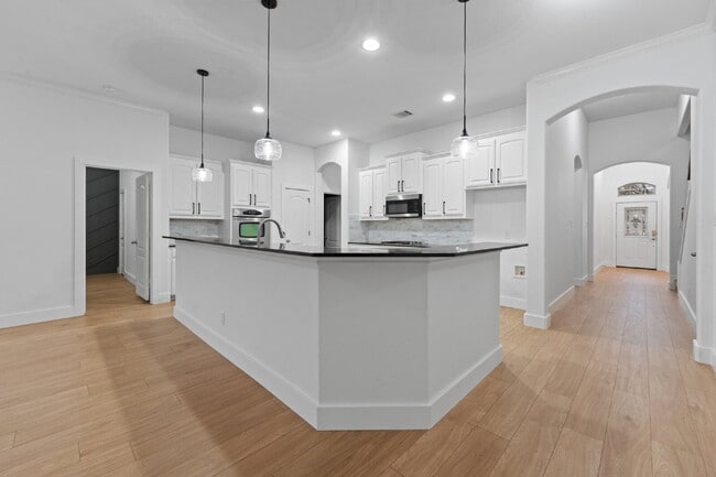 Building Photo - Spacious 5-Bedroom Retreat on Hidden Lake Court with Pool