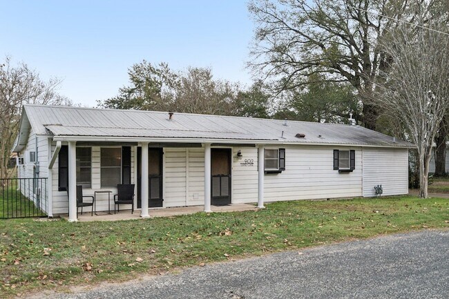 Building Photo - 902 Turney St