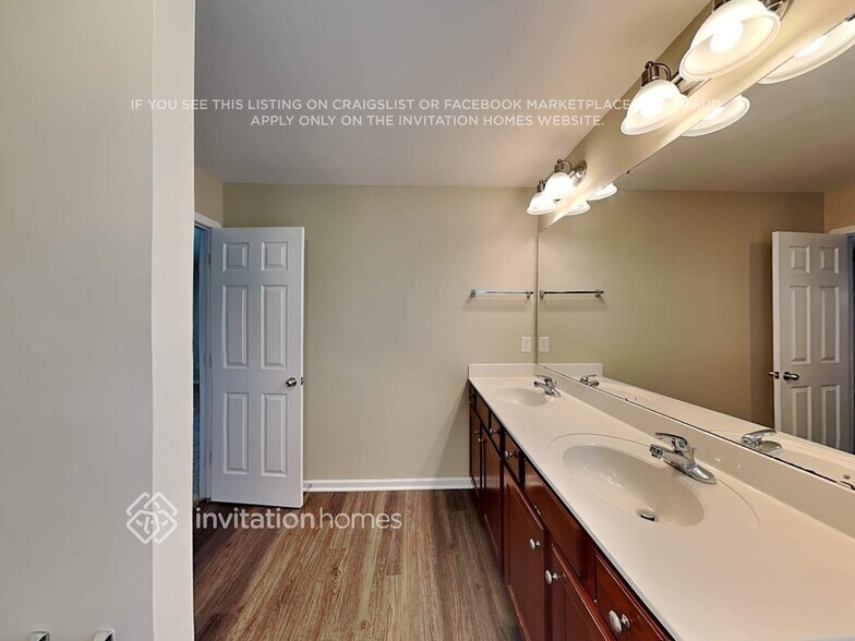 Building Photo - 3302 Streamside Dr