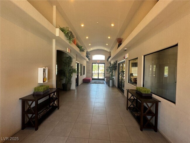 Building Photo - 7701 W Robindale Rd
