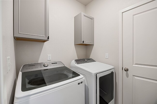 Building Photo - 2bed/2bath Condo w/2 Car Attached Garage a...