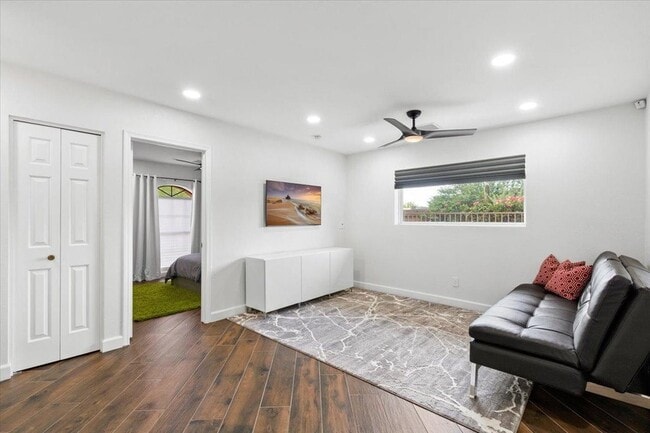 Building Photo - 10628 E Cinnabar Ave