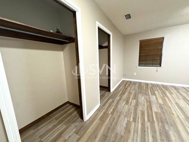 Building Photo - 662 Ridgewood Dr