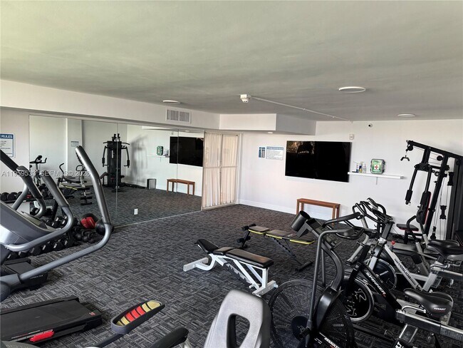 Building Photo - 2821 N Miami Beach Blvd