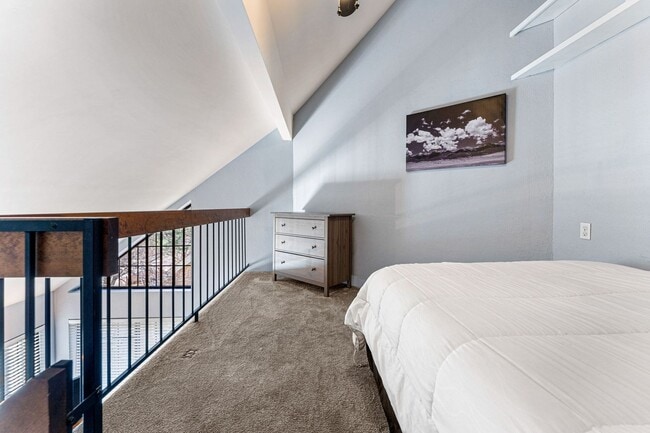 Building Photo - Updated 1 BDR with loft in Gunbarrel