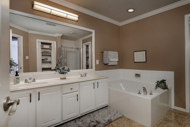 Building Photo - 110 N Valley Oaks Cir