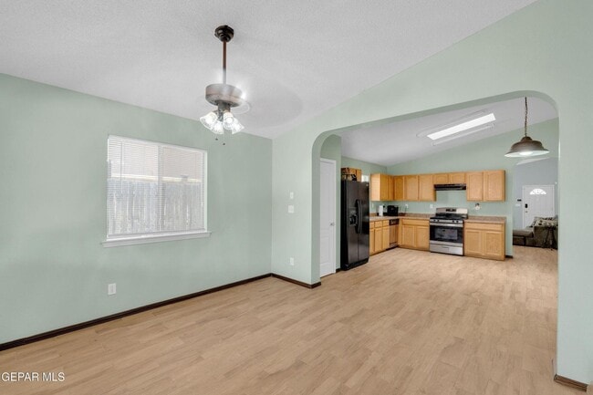 Building Photo - Northeast El Paso 3 bed with Refrig A/C an...