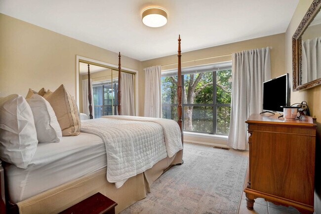 Building Photo - 13014 Schoolhouse Dr