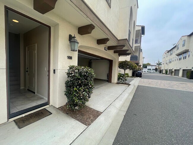 Building Photo - Stunning 2 bed 2.5 bath Solar Powered Town...