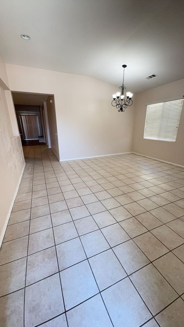 Building Photo - 3 BEDROOM VICTORVILLE HOME