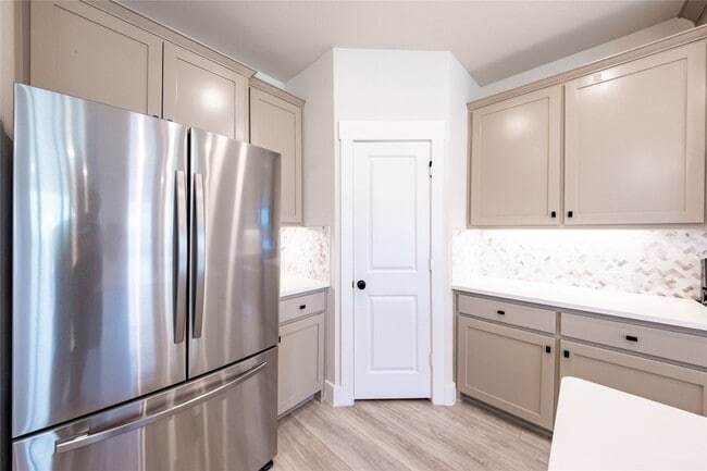 Building Photo - 813 Emerling Dr