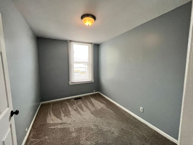 Building Photo - 1600 E 12th St