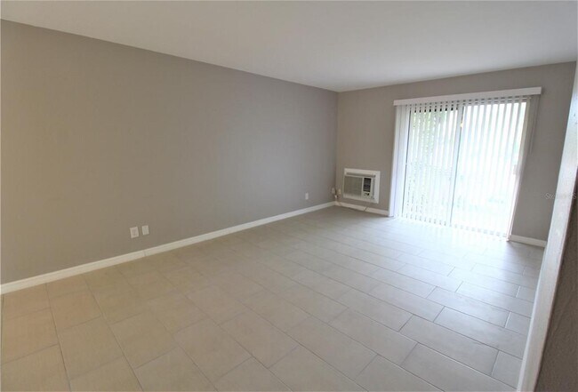 Building Photo - 3001 Bee Ridge Rd