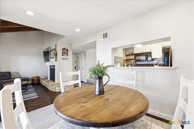 Building Photo - 1135 Parkview Dr