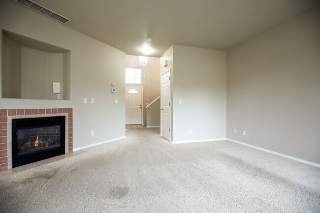 Building Photo - 3 Bedroom Town Home Close to Nike Available !