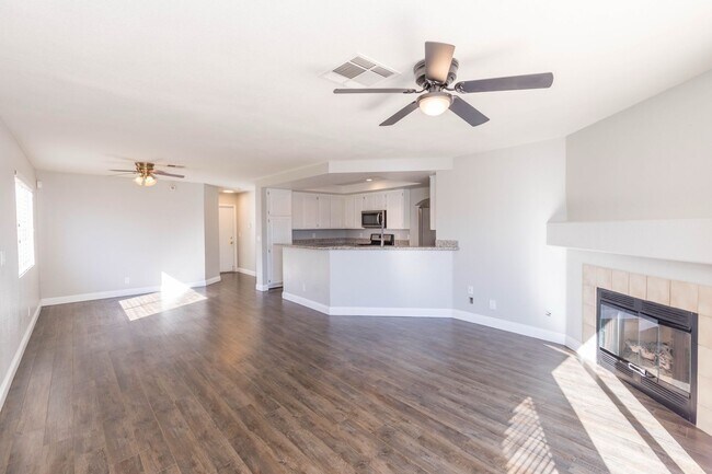 Building Photo - Lovely Home in The Lakes!