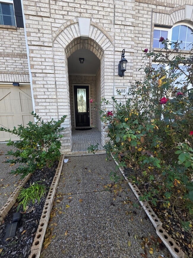 Building Photo - 5600 Snowberry Dr