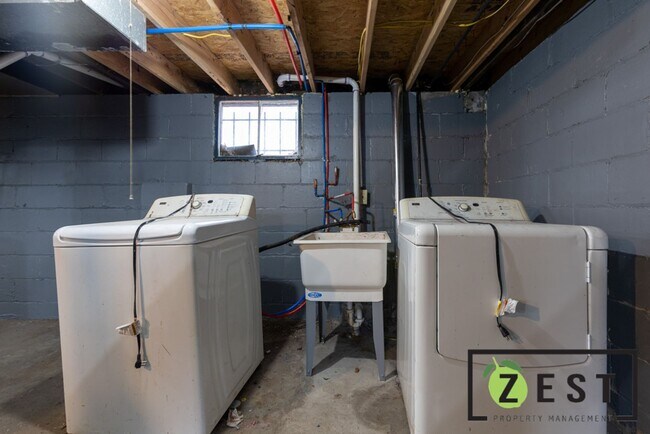 Building Photo - 4-BEDROOM 2-FULL BATHROOMS