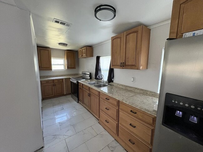 Building Photo - For rent minutes from Downtown Lakeland