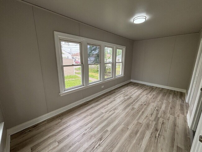 Building Photo - Cozy 4-bed home in Gary's Historic neighbo...