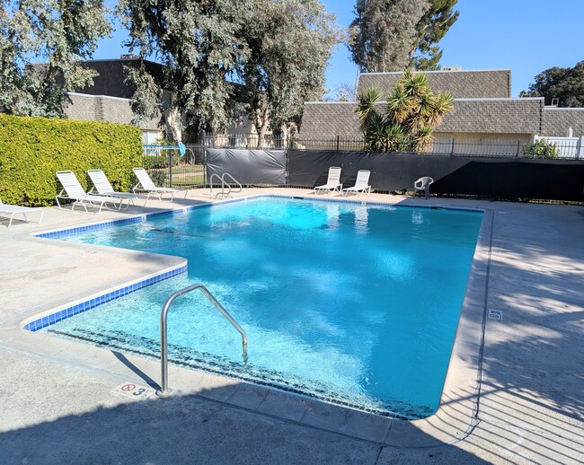 Well maintained pool - 19050 Kittridge St