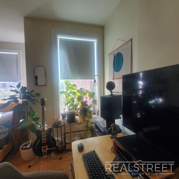 Building Photo - Spacious Sunny South Facing Studio One Block from Promenade