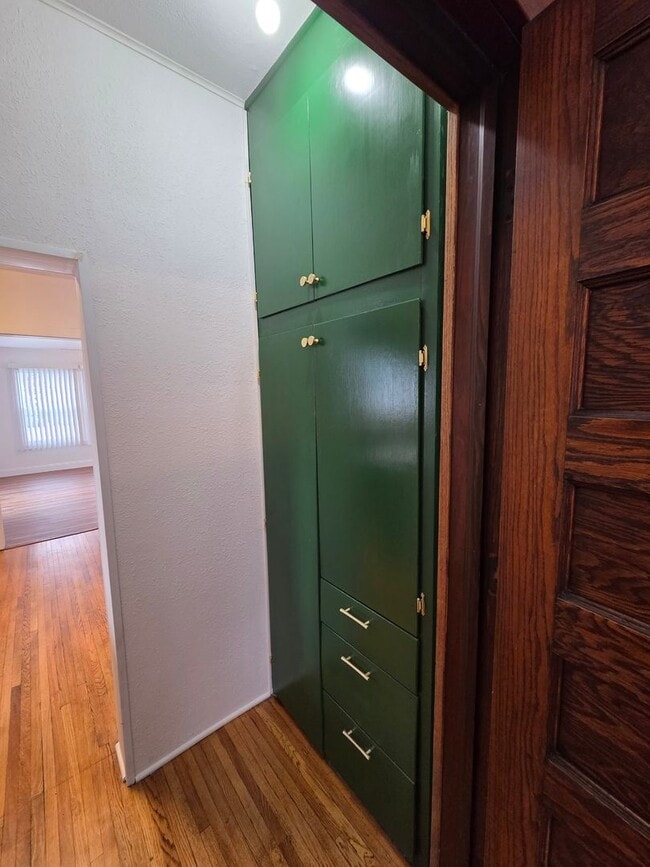 Building Photo - Beautiful and large Cedar Falls House