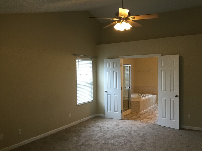 Building Photo - 9868 Codyview Dr