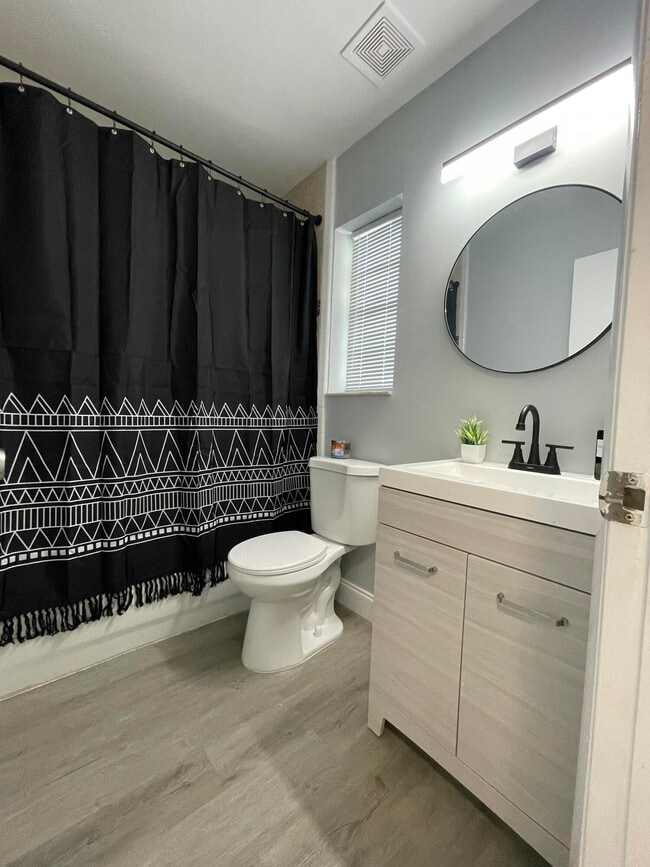 Building Photo - 110 SE 7th St