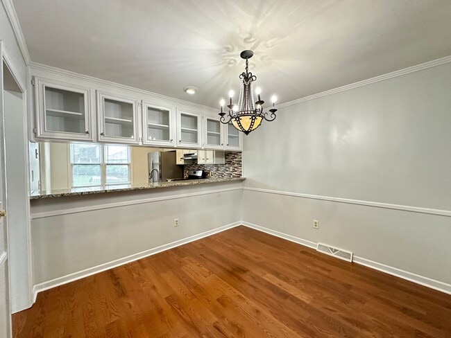 Building Photo - 3 BR 2 1/2 BA Townhome with Community Pool