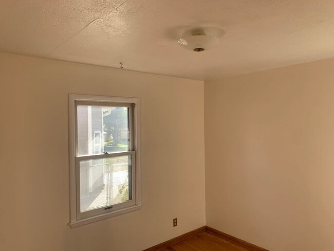 Building Photo - 3 bedroom, 1.5 Bath Home located near Skyv...