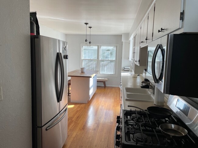 Kitchen. - 826 Hall St