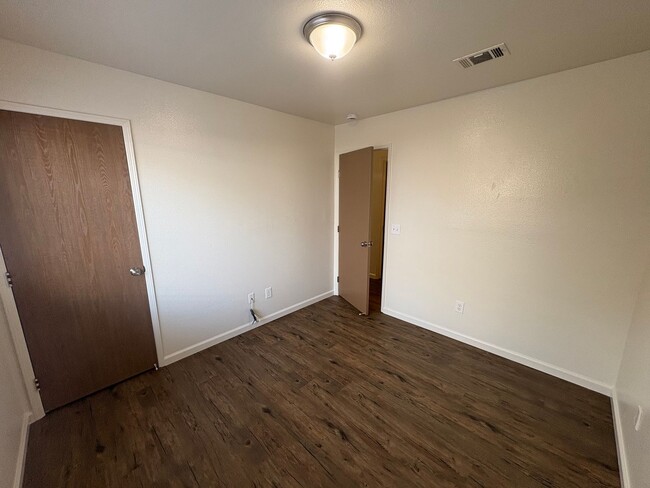 Building Photo - NW Visalia Home Rent Ready!