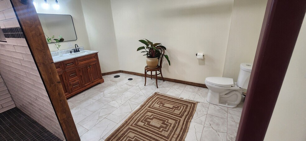 Building Photo - 423 W 1st Ave