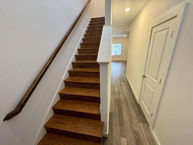 Building Photo - 628 N College St