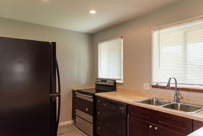 Building Photo - 3 Bed 2 Bath Home For Rent across from Slo...