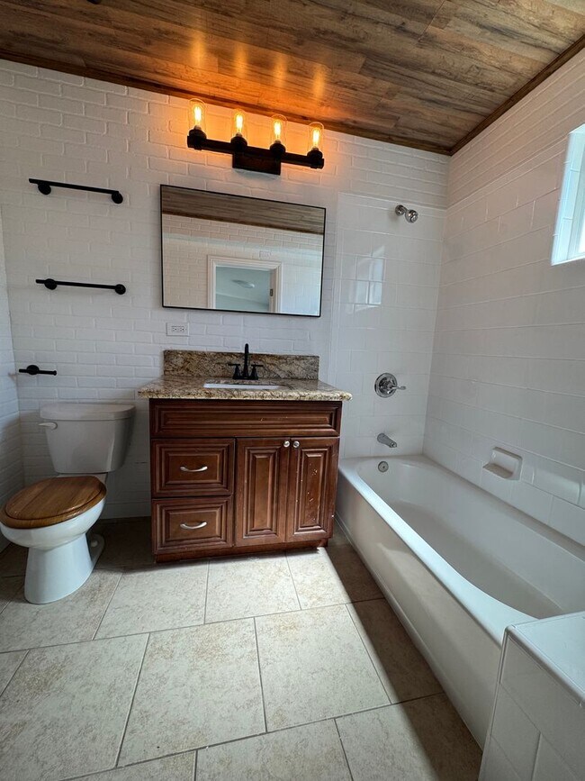 Building Photo - !! MOVE-IN SPECIAL !!  Bright Carson Front House Duplex with Modern Finishes