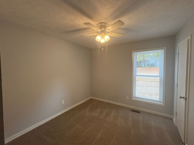 Building Photo - Charming 3 Bed, 2 Bath Tri-Level Home