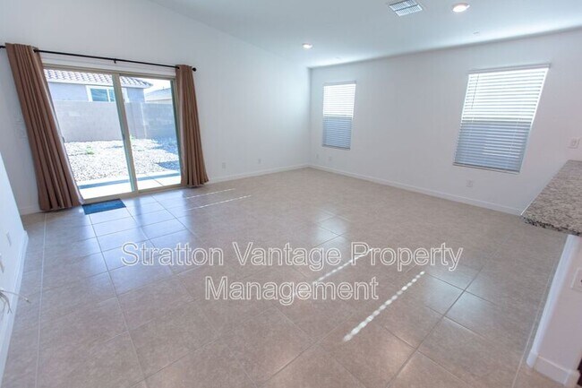 Building Photo - 305 Pinnacle Ridge Dr