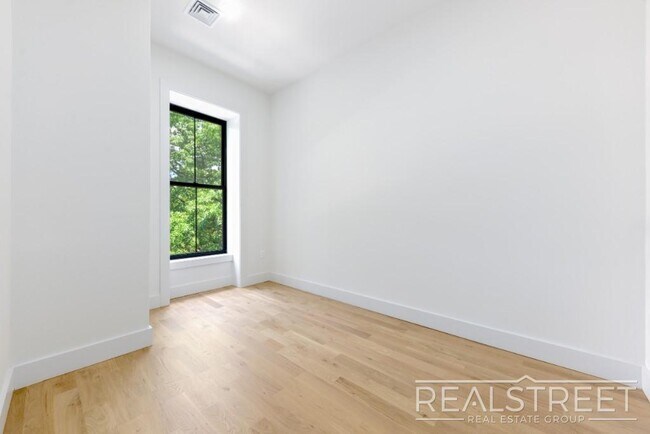 Building Photo - Brand New 3 Bed in Bed Stuy Brownstone!