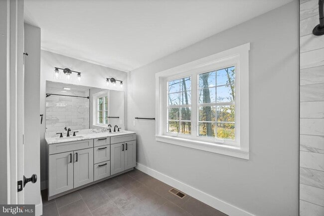 Building Photo - 1322 W King Rd