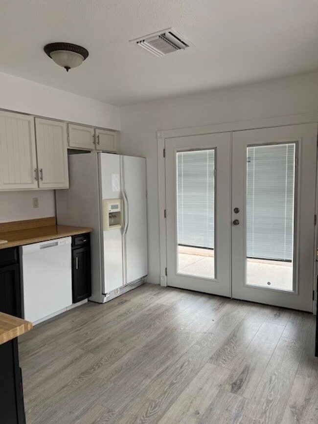 Building Photo - Palmdale