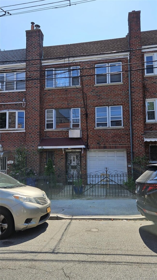 Building Photo - 25-31-31 42nd St