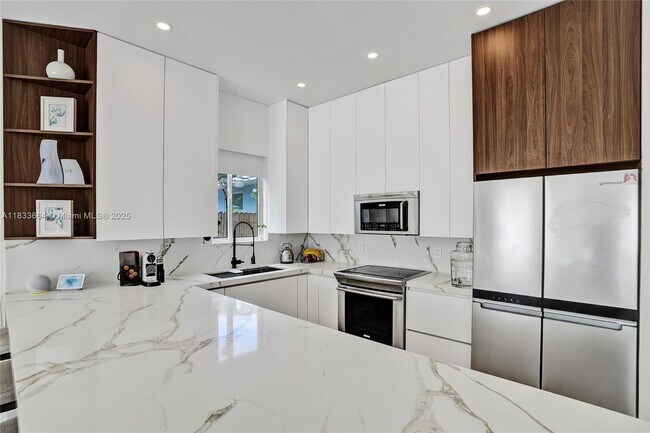 Building Photo - 2851 SW 38th Ct